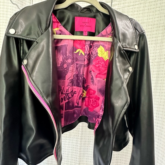Betsey Johnson by Torrid crop moto jacket. Size 2 (18/20) - Picture 2 of 5